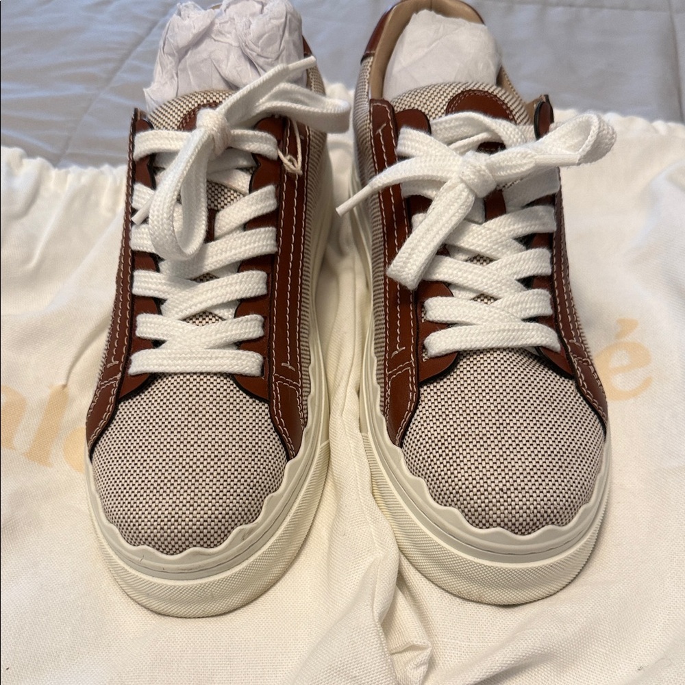 Women Chloe low top sneaker.
